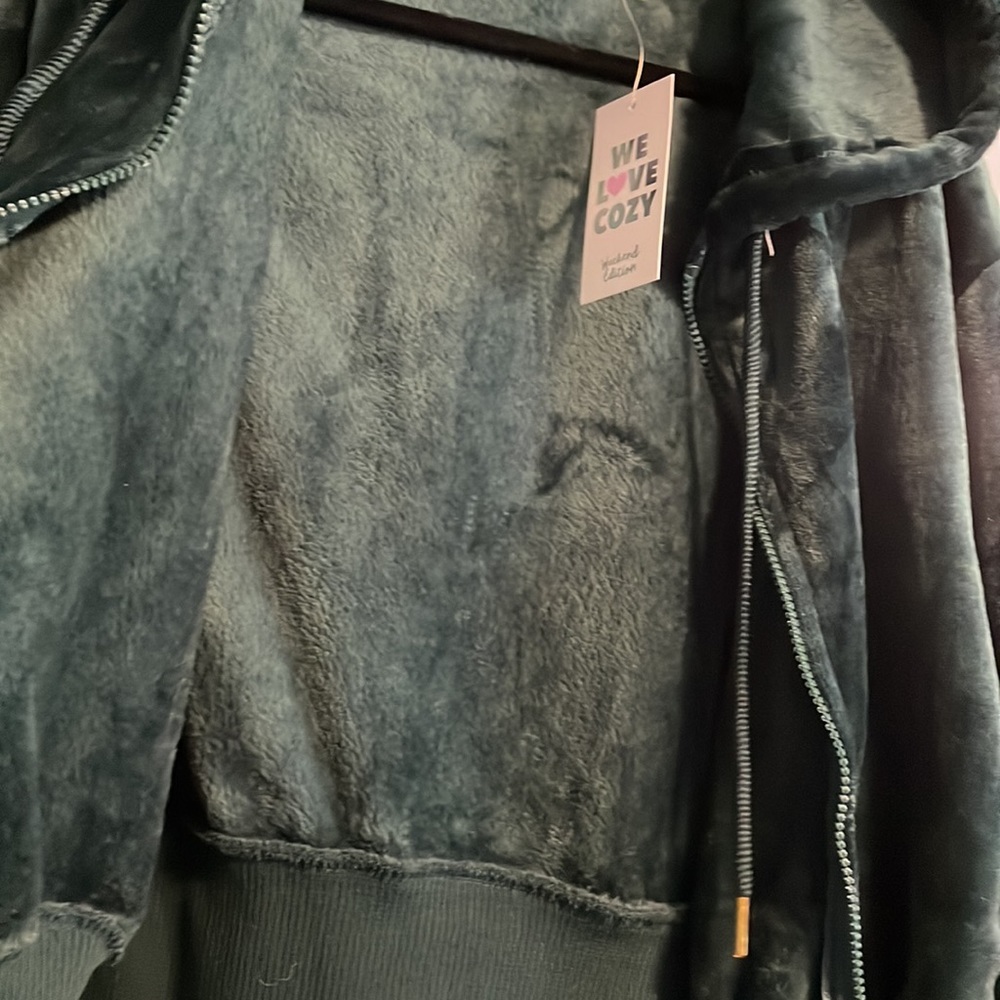 Closet clear out! - Picture 4 of 4